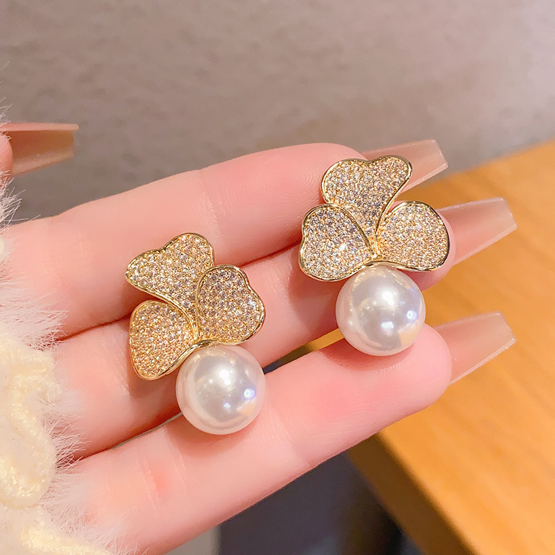 New best-selling copper-inlaid zircon stud three-petal flower pearl earrings, high-end design earrings, exquisite and versatile for women pic 6
