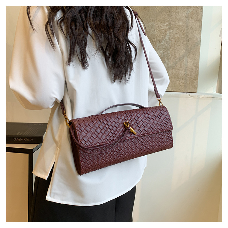 A new cross-border woven pattern single-shoulder crossbody bag with a retro texture, a hand-held baguette bag, and a versatile and elegant evening clutch pic 30