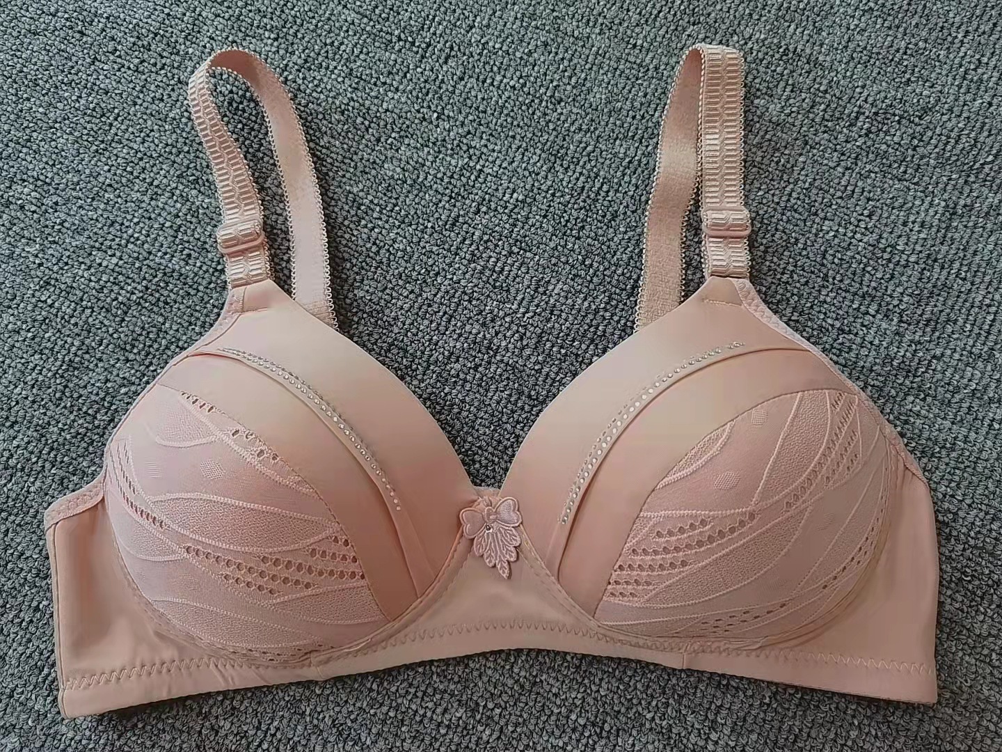 The manufacturer exclusively provides thin, seamless undergarments for women, middle-aged and elderly people, with embossed beads, cut-out and jacquard traditional style bras pic 11