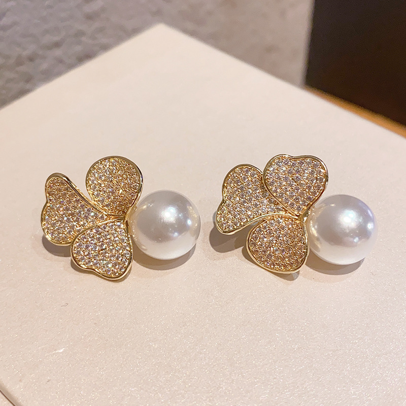 New best-selling copper-inlaid zircon stud three-petal flower pearl earrings, high-end design earrings, exquisite and versatile for women pic 7