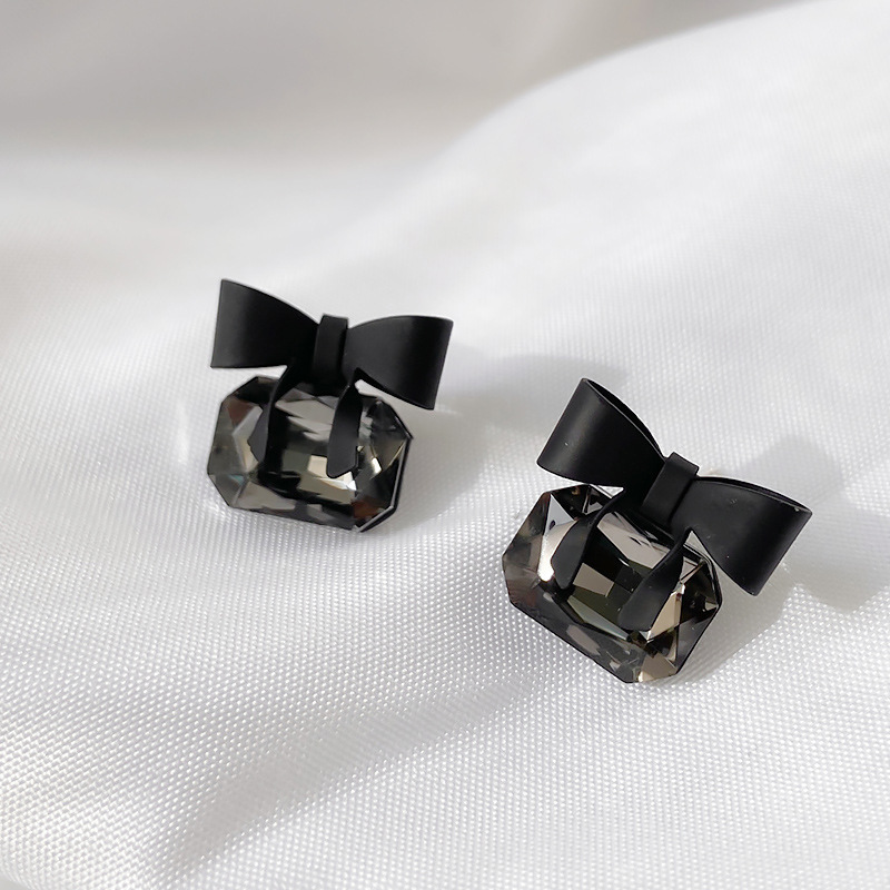 New black bow stud earrings for women in a cold and simple style, Korean style, stylish and fashionable commuting stud accessories pic 8