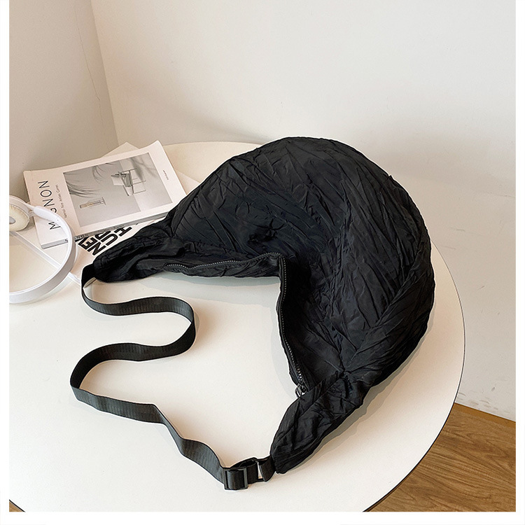 新品褶皱半月包简约时尚斜挎包大容量潮搭单肩包慵懒风都市休闲包详情35