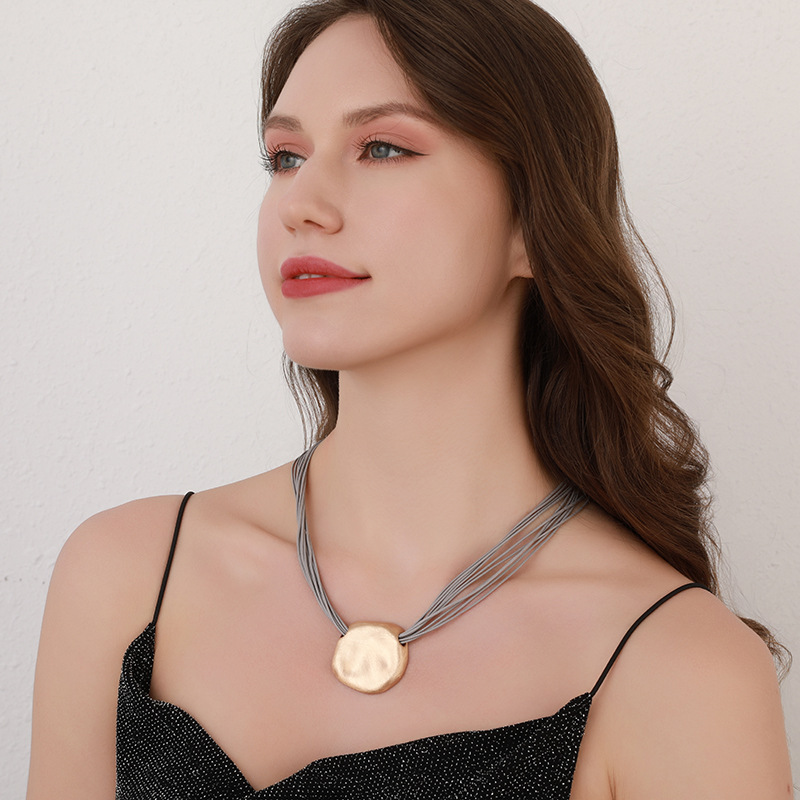 亚马逊跨境专供女士新款短项链圆形吊坠不规则皮绳拉丝设计锁骨链详情8