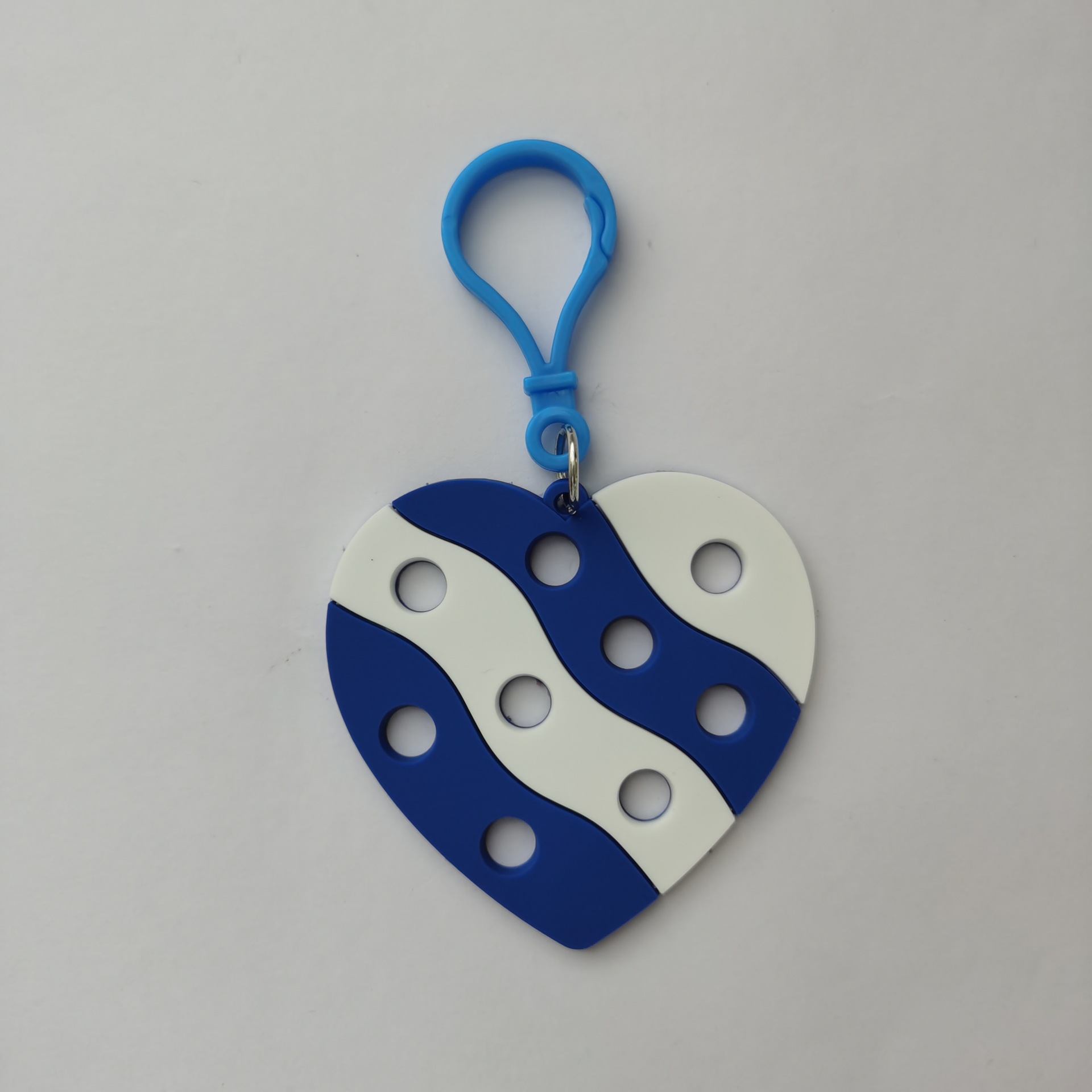 跨境热销PVC软胶洞洞钥匙扣个性包包挂件洞洞板钥匙扣diy鞋花鞋扣详情8