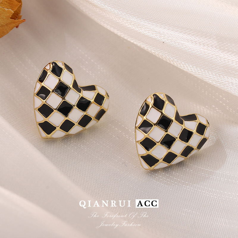 The new heart-shaped checkered earrings feature a cute and unique design. The trendy mosquito-repellent incense plate is a French light luxury and niche fashion pic 22