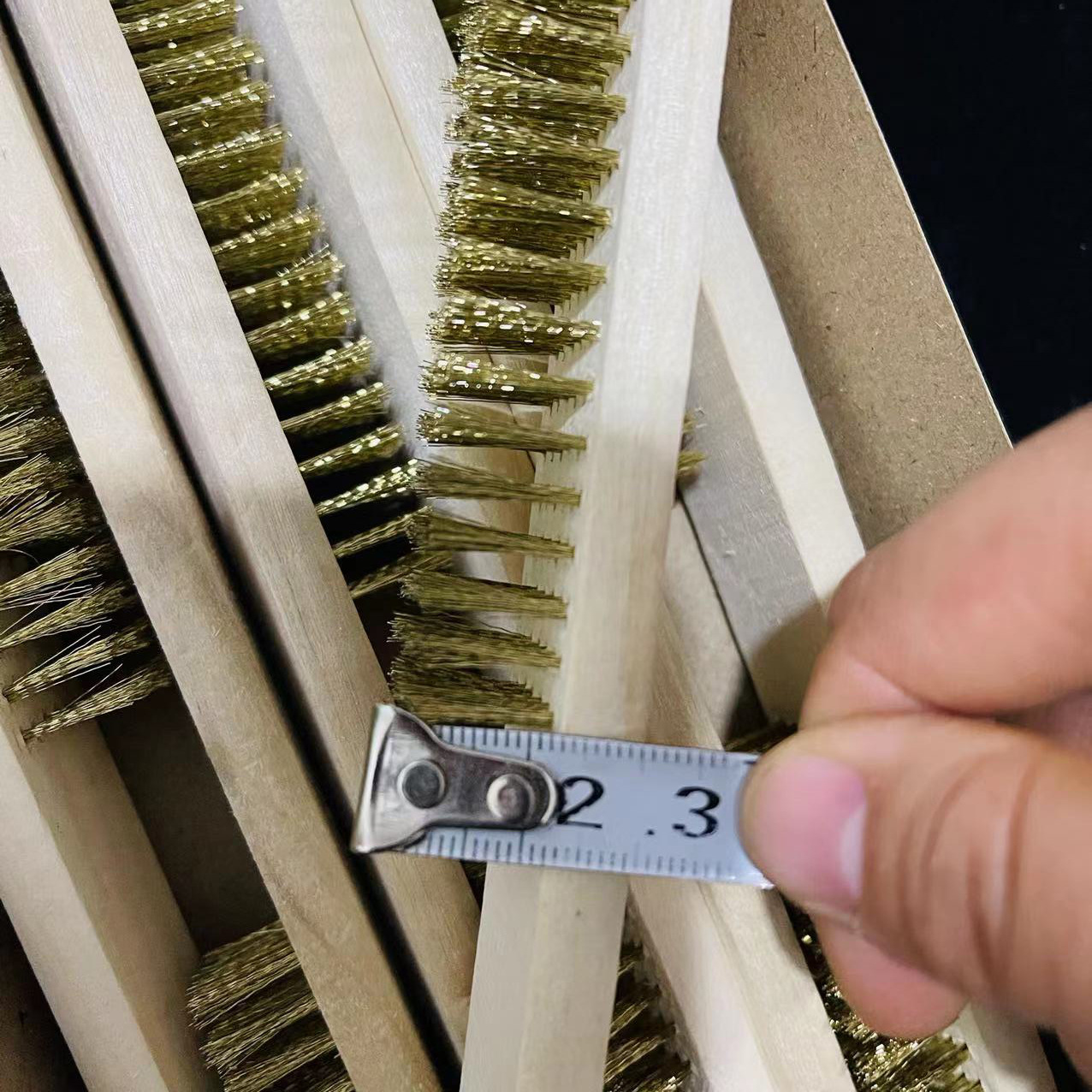 【 Zone 3-7 】 Wire brush 12/ box 360/ Small box of cultural and artistic steel wire brush, wooden handle rust removal and polishing steel brush, Diamond Bodhi walnut cleaning brush, copper brush, iron brush, sink pic 3