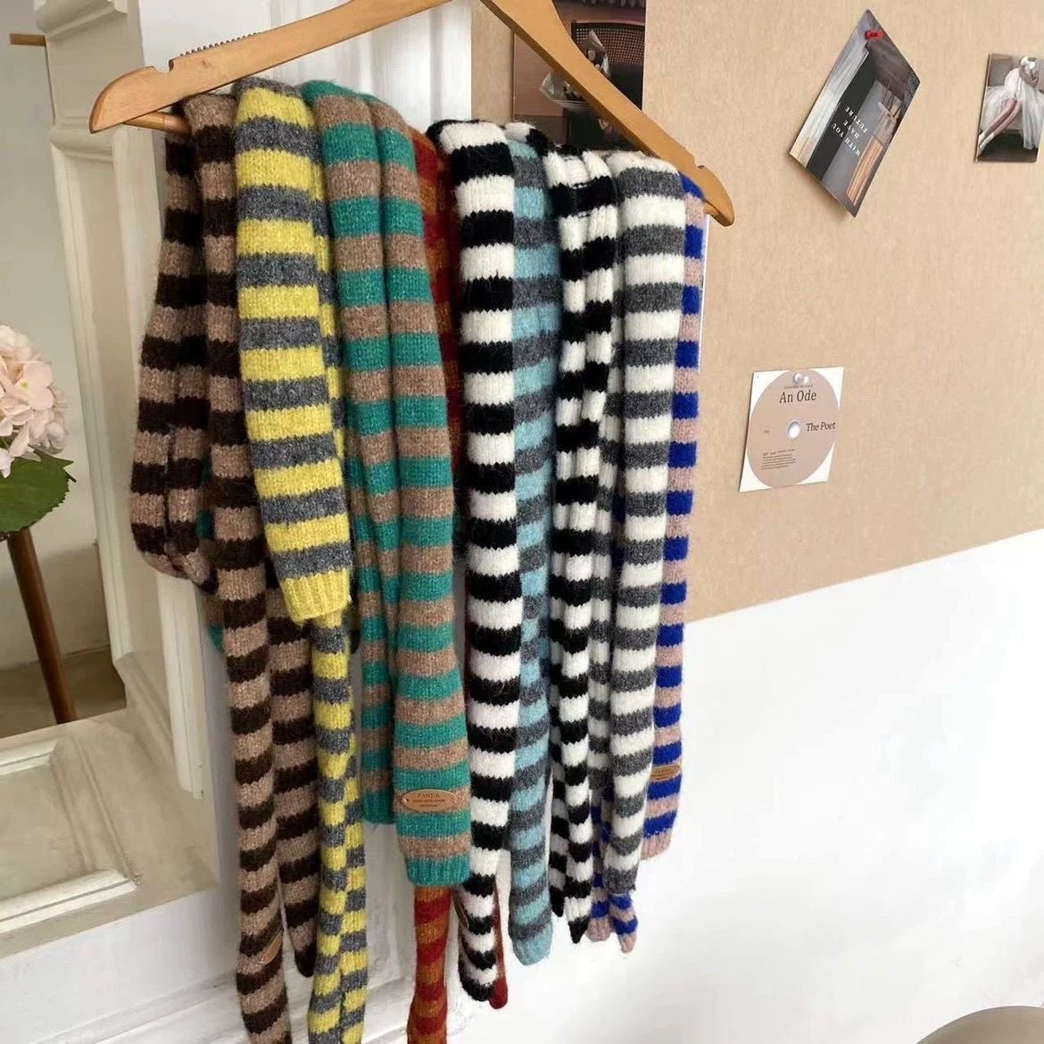 One-piece consignment Korean-style niche knitted color-blocked scarves for women, fashionable Y2k, long wool blend, versatile and layered. Cross-border street stall wholesale pic 2