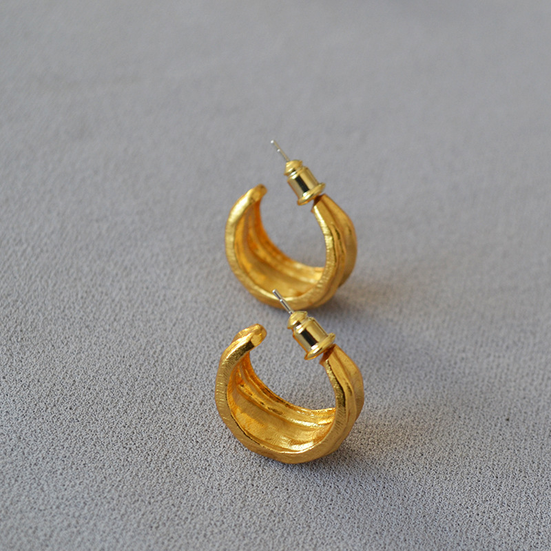 法式小众复古黄铜镀金手工感不规则砂岩颗粒面925银针C字耳钉耳饰详情4