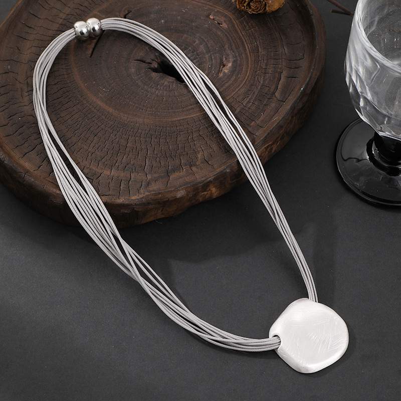 亚马逊跨境专供女士新款短项链圆形吊坠不规则皮绳拉丝设计锁骨链详情11