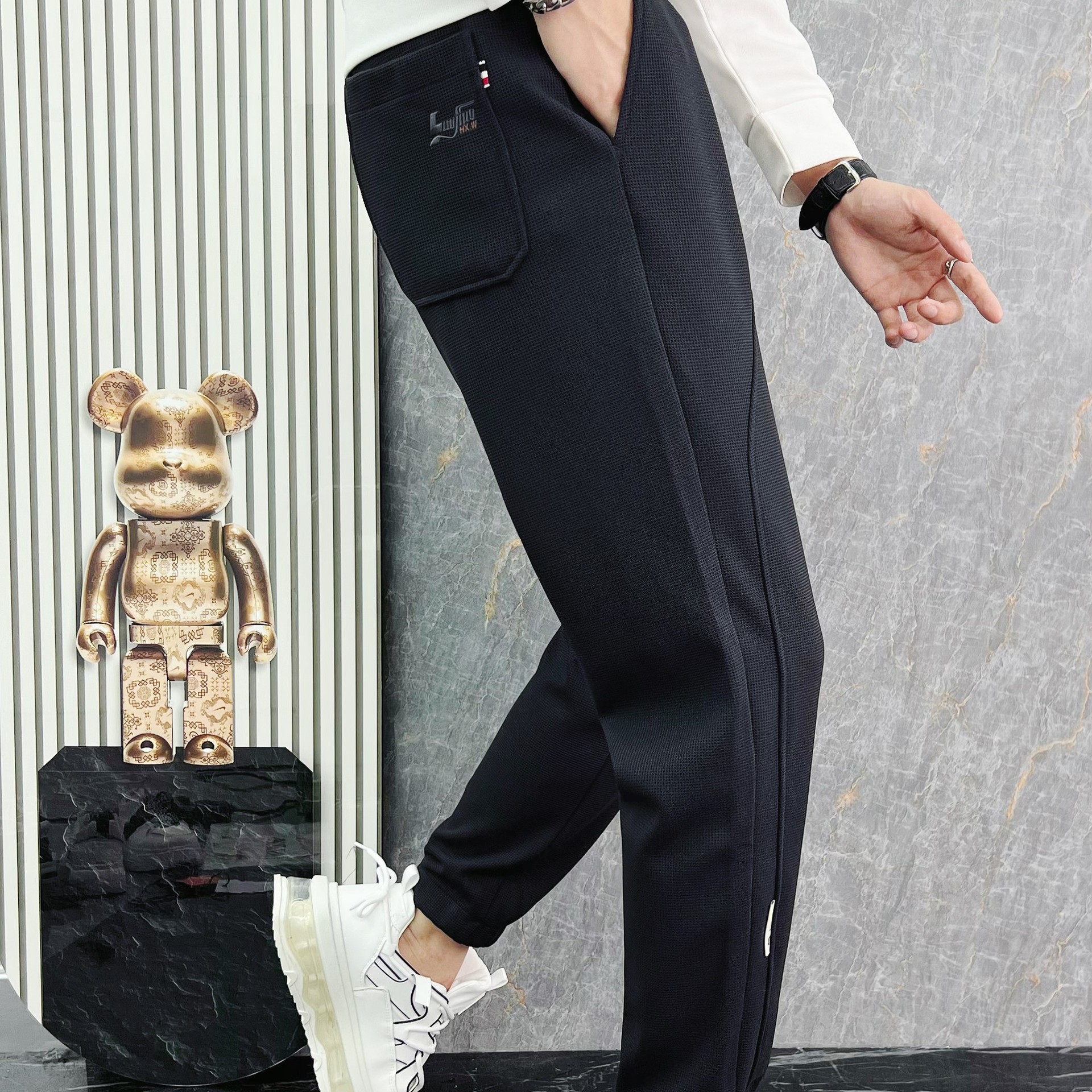 Factory direct sales of new autumn and winter loose, tight-fitting workwear sweatpants, men's thickened casual pants, trendy badges pic 5