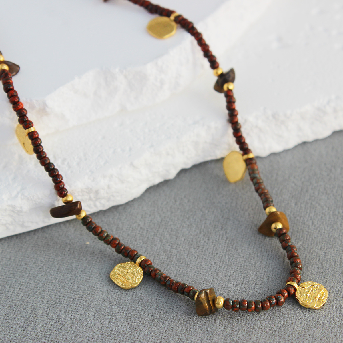 WENS雕刻纹理吊坠项链 跨年款法式复古小众设计高级感红珠毛衣链详情5