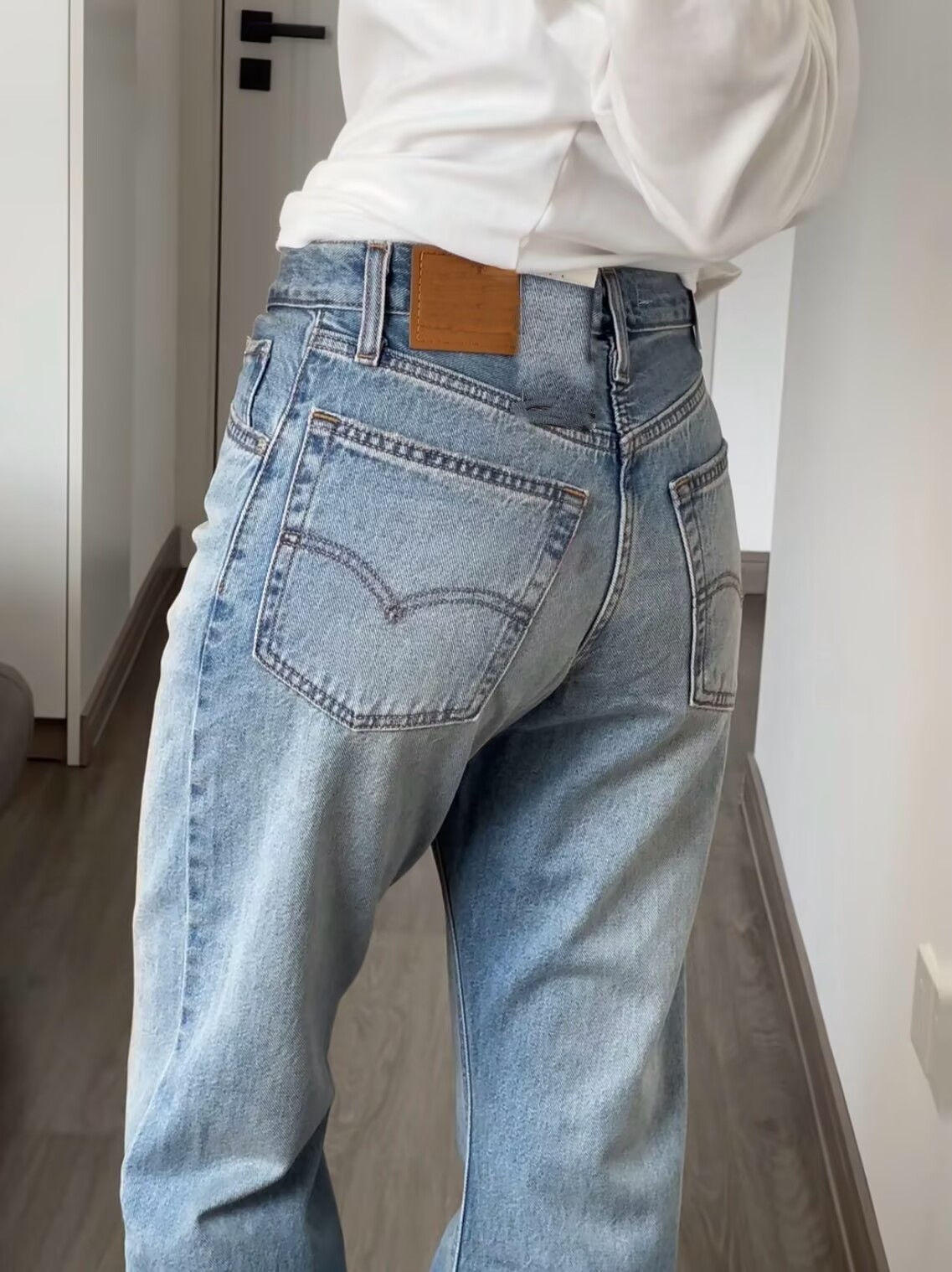 The new loose, slightly flared jeans for early spring are a perfect match for women with a high waist, which can lift the buttocks and make them look slimmer pic 3