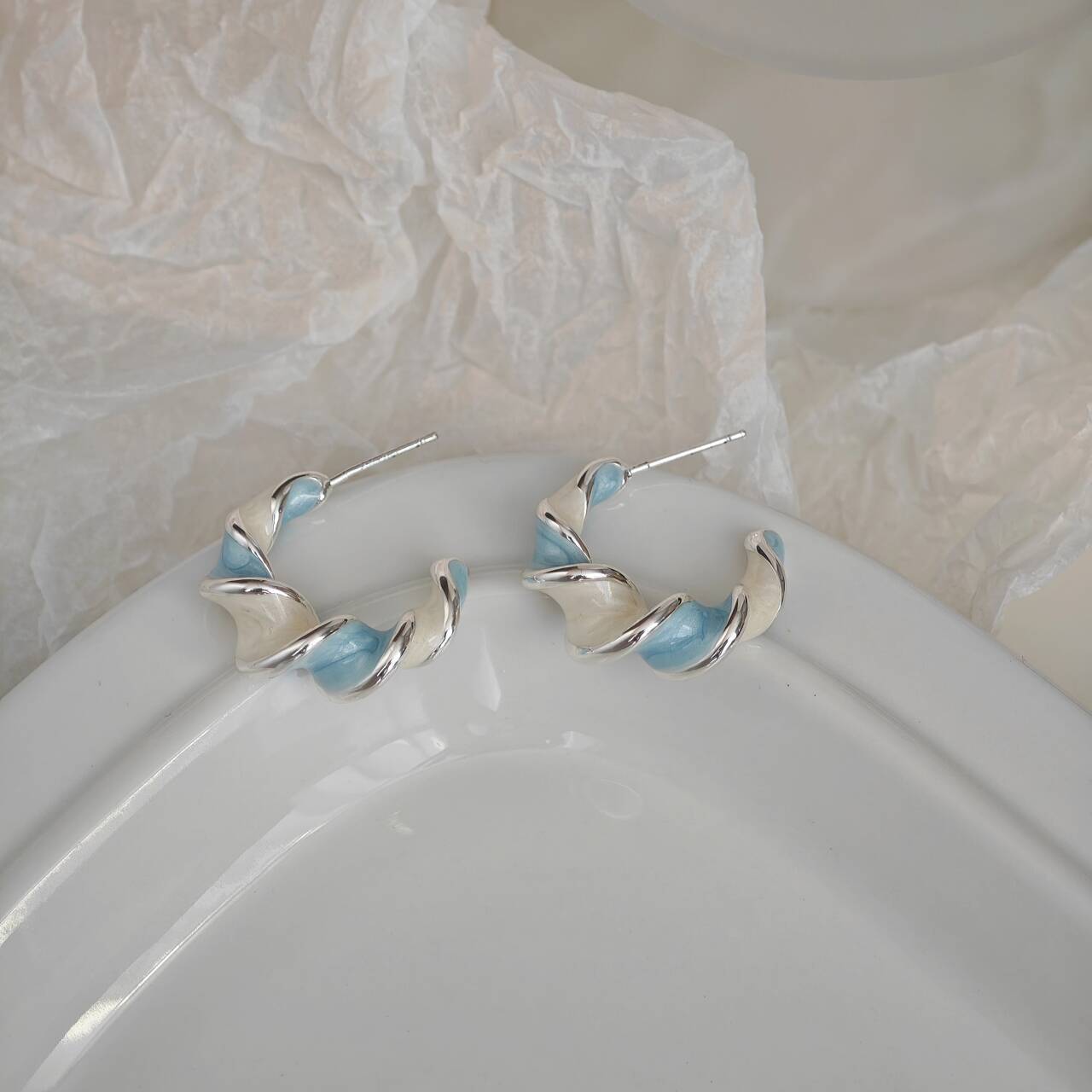 Niche ins minimalist colored drip glaze dopamine earrings, gentle and creamy C-shaped blue large circle ear rings for round faces pic 88