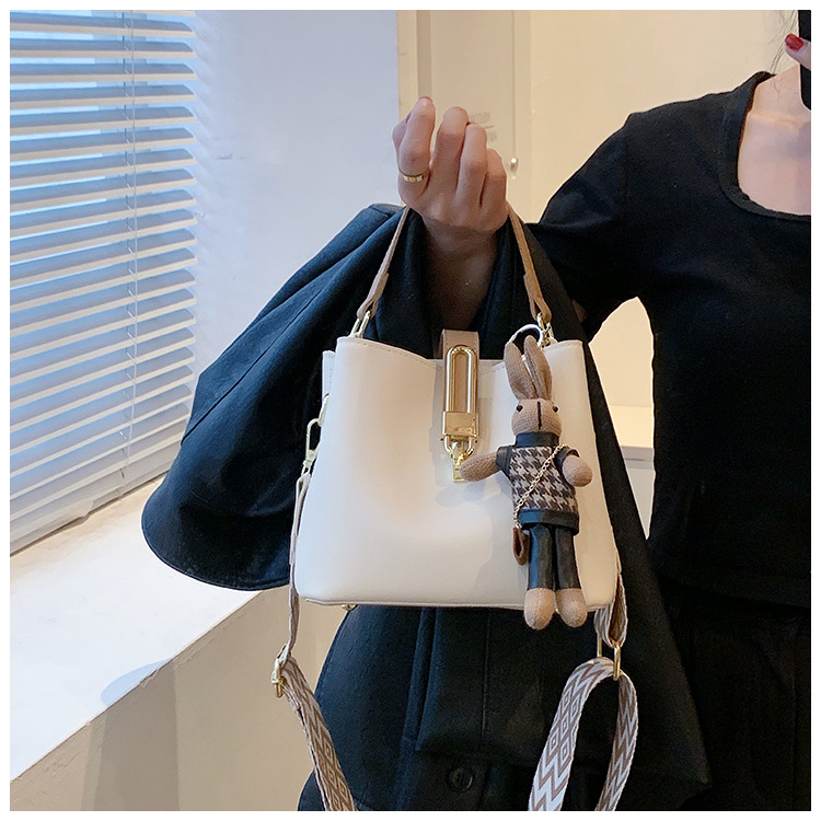 高级感大容量水桶包女2024新款潮韩系百搭宽肩带单肩包洋气斜挎包详情47