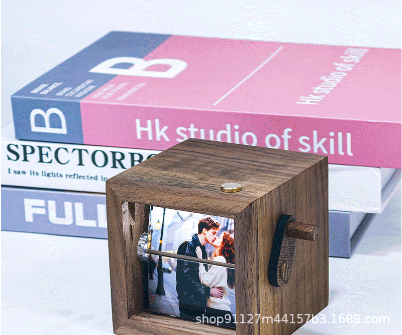 跨境新款木制情侣定制发光木质机械手摇动画翻页书相册照片机木盒详情8