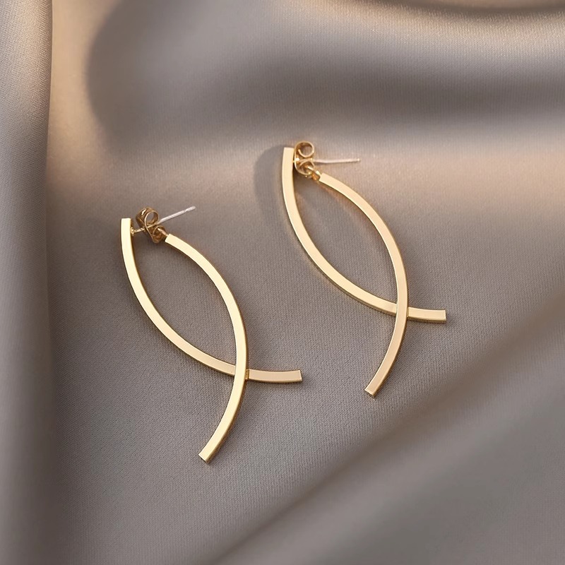 Long metal cross stud earrings, titanium steel plated with 18K gold, large face earrings, slimming and high-end look, round face earrings pic 5
