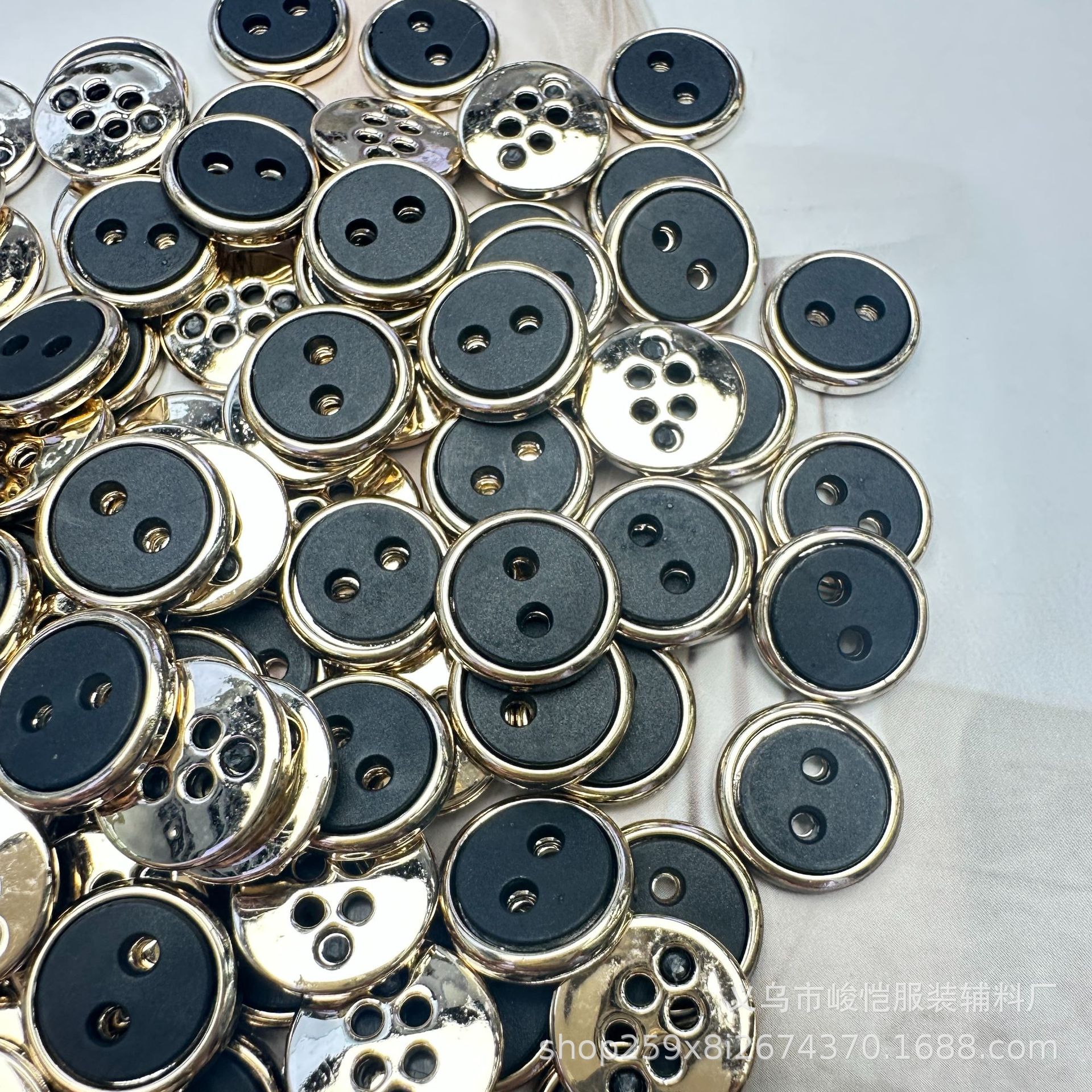 Resin button wrapped copper pearlescent true corrugated button, high-end shirt T-shirt, four-eye and two-eye small button manufacturer in stock pic 3