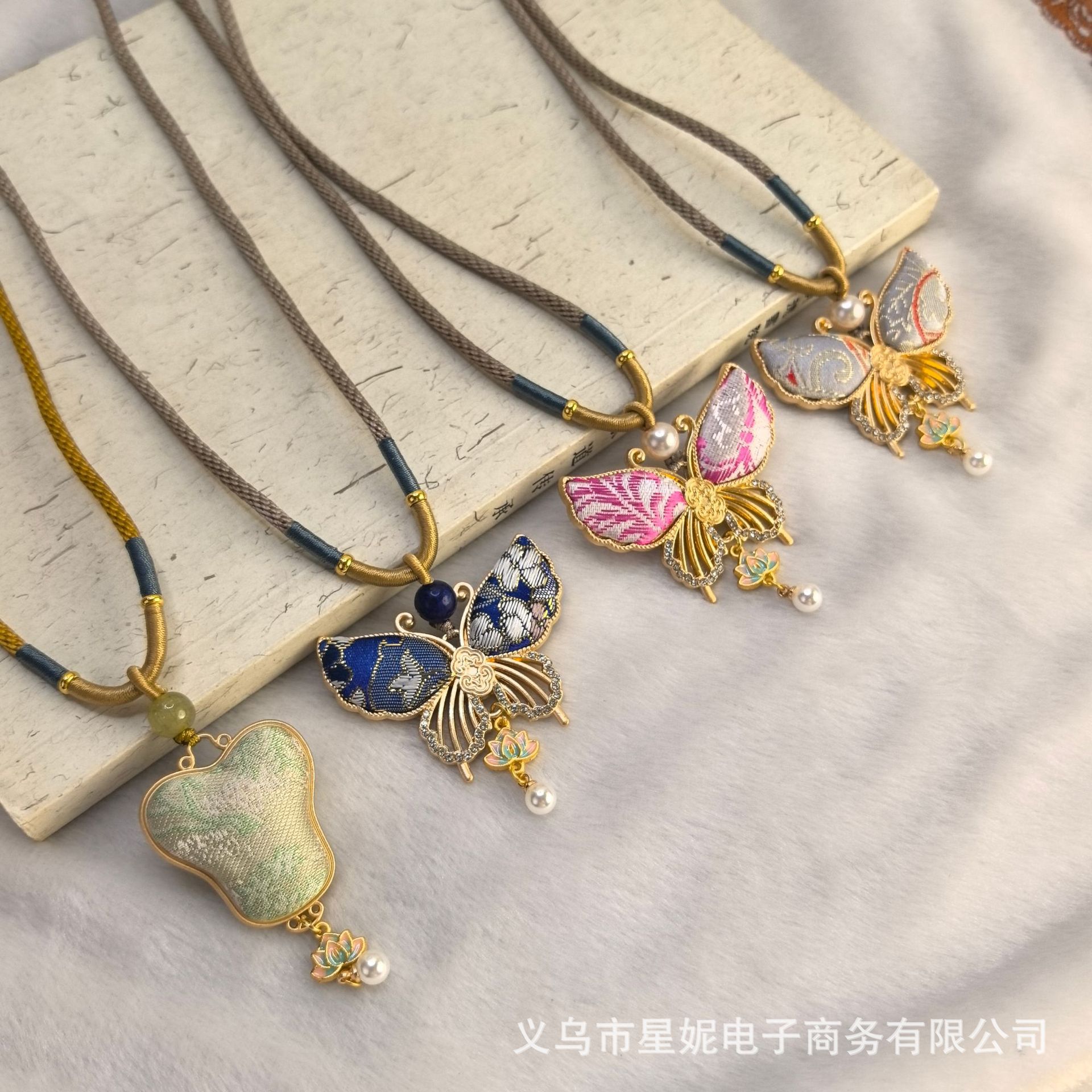 2026新款宋锦蒲扇蝴蝶吊坠莲花珍珠项链 简约休闲棉麻服饰配饰详情4