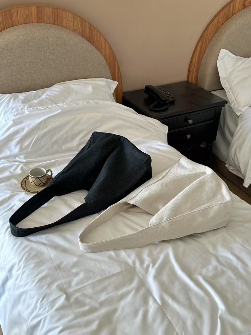 Niche design sense canvas bag, large-capacity Korean-style laid-back single-shoulder bag, 2025 commuter student underarm tote bag pic 10