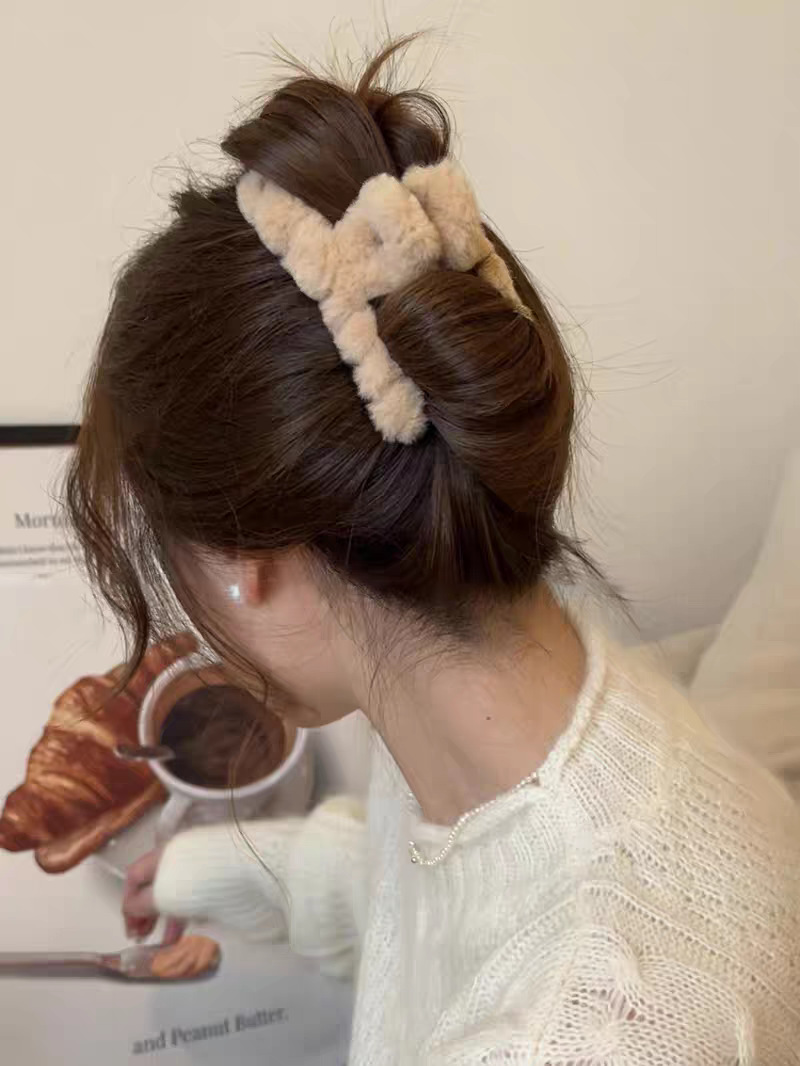 This is a new large-sized cross-fleece hairpin for women in autumn and winter, featuring a generous amount of shark clips and a high-end look. It is a headpiece for the back of the head pic 2
