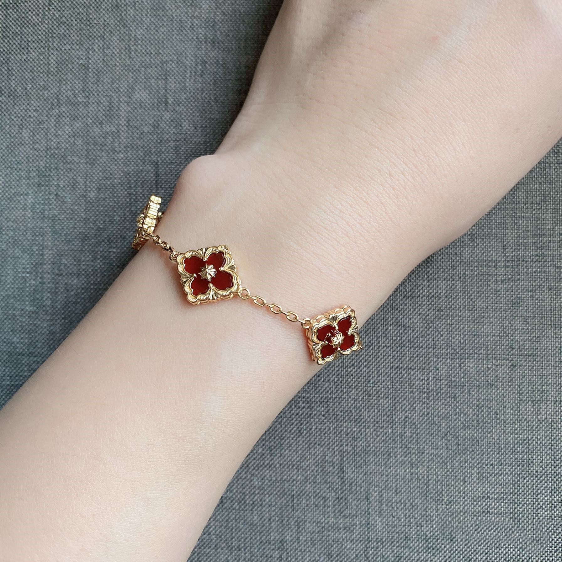 European and American ins 18K gold-plated four-leaf clover bracelet for women, diamond-shaped white mother-of-pearl five-flower bracelet for women, French high-end style pic 7