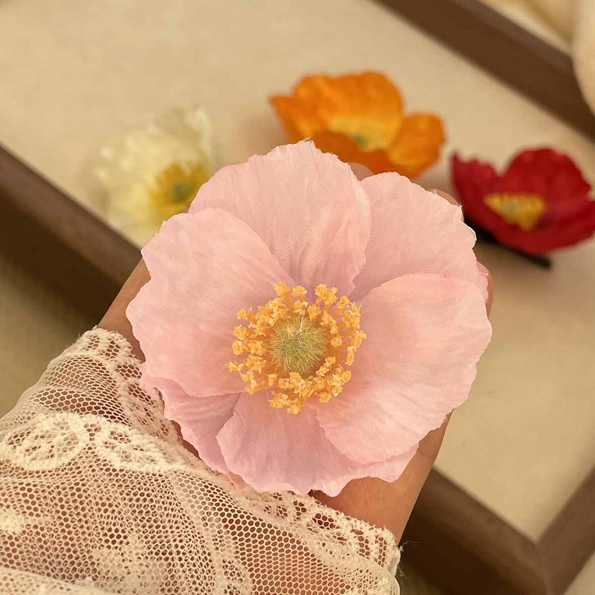 The new spring and summer faux poppy flower hair clip has a pure and elegant atmosphere. The side clip is a photo-taking hair accessory and a super fairy-like hair flower clip pic 6