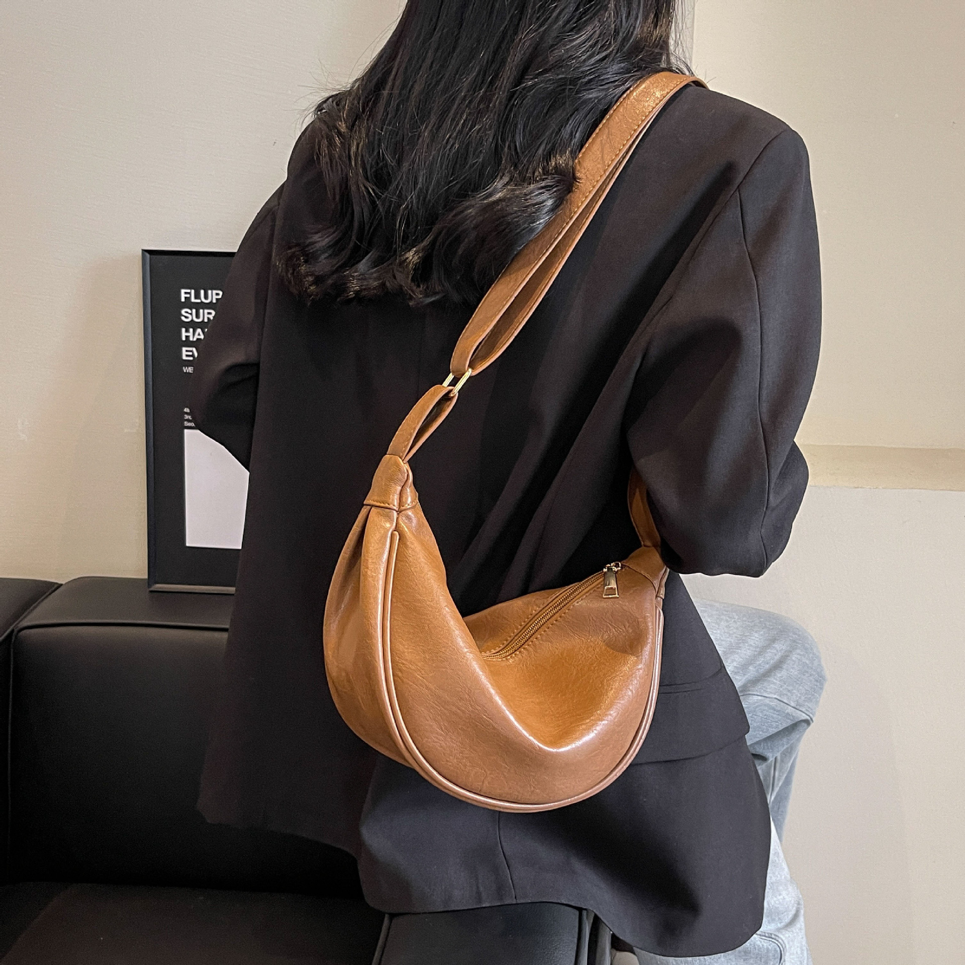 大容量包包女2023新款秋冬潮小众设计单肩斜挎包高级感复古饺子包详情15