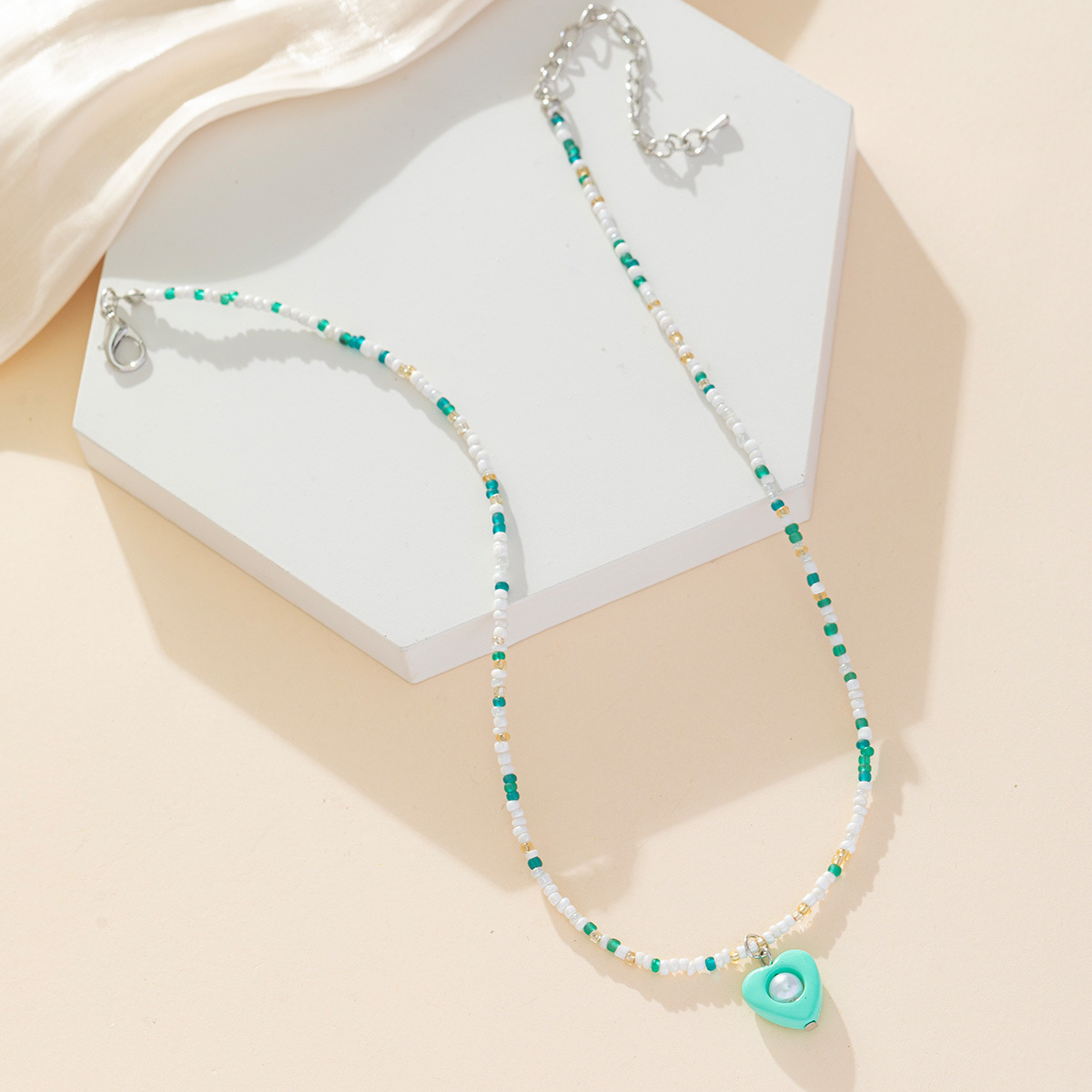 Colorful beaded necklaces in a cute and sweet style, pearl heart-shaped collarbone chains with versatile pendants and necklaces wholesale in a fresh and clean style pic 5