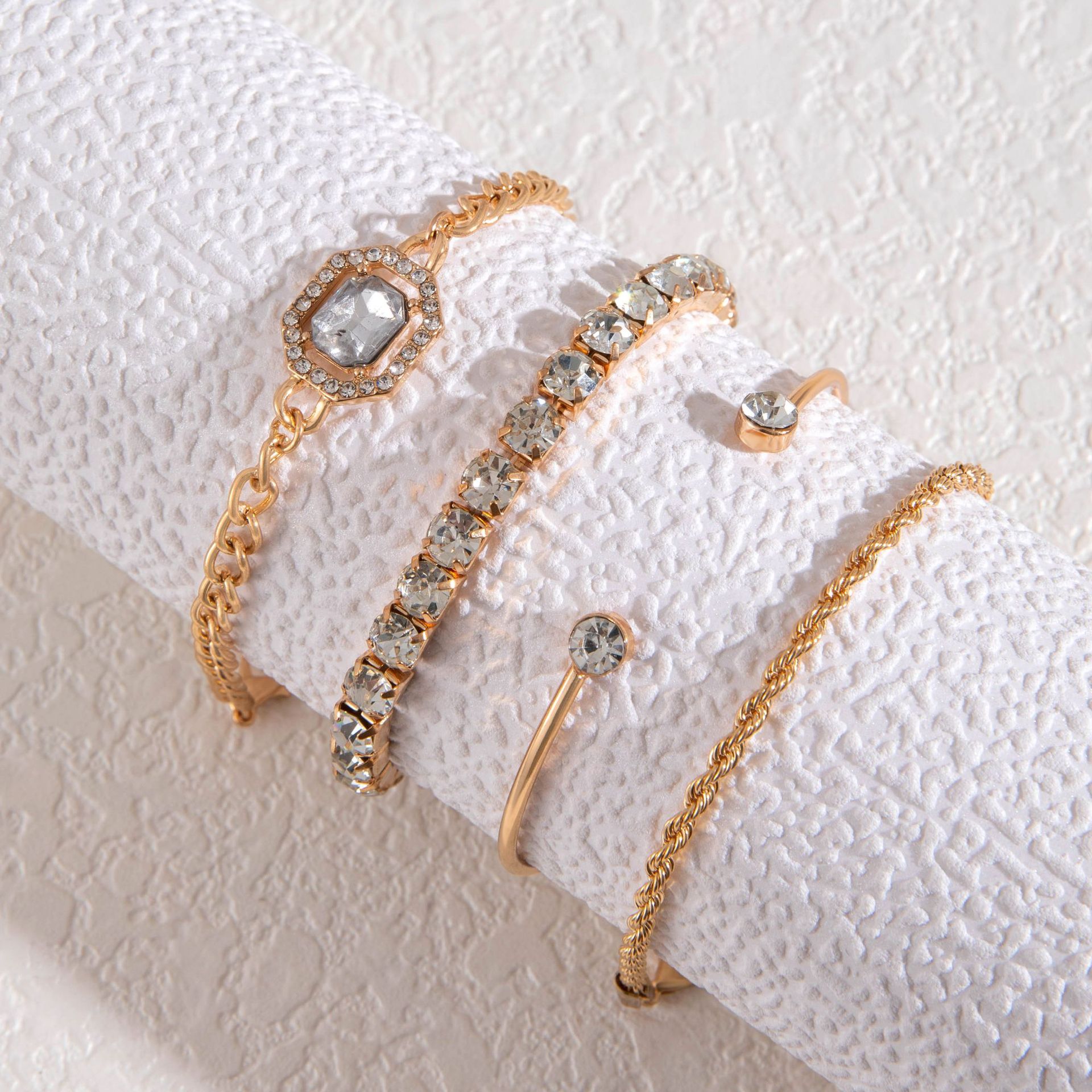 欧美跨境饰品 复古个性麻花手链仿宝石夸张朋克手镯手链4条装批发详情5