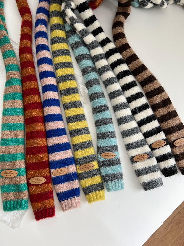One-piece consignment Korean-style niche knitted color-blocked scarves for women, fashionable Y2k, long wool blend, versatile and layered. Cross-border street stall wholesale pic 4