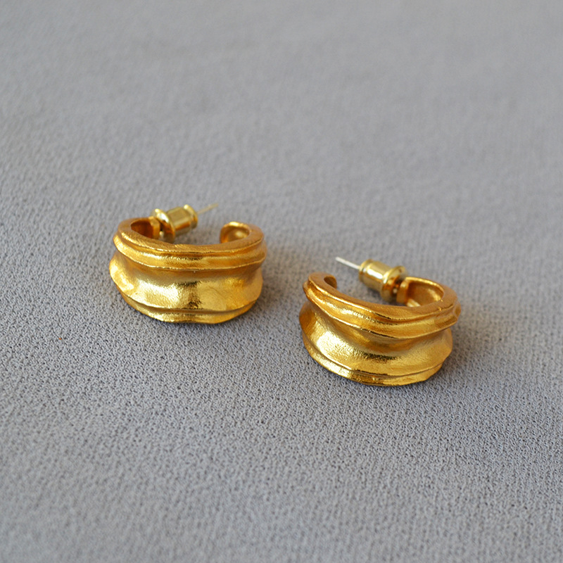 法式小众复古黄铜镀金手工感不规则砂岩颗粒面925银针C字耳钉耳饰详情7