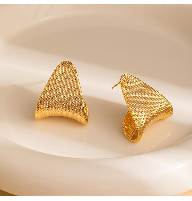 European and American style simple textured triangular ear studs, niche, light luxury, elegant and high-end, personalized and fashionable earrings pic 6