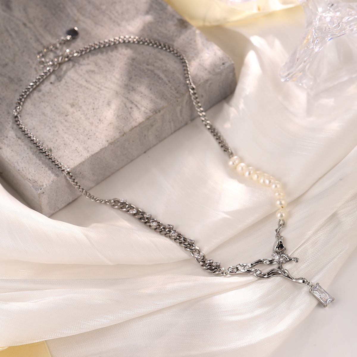 The new heart-shaped bow collarbone chain is a niche retro necklace that is versatile for summer, exuding a sense of high-end luxury and a light fragrance style pic 34