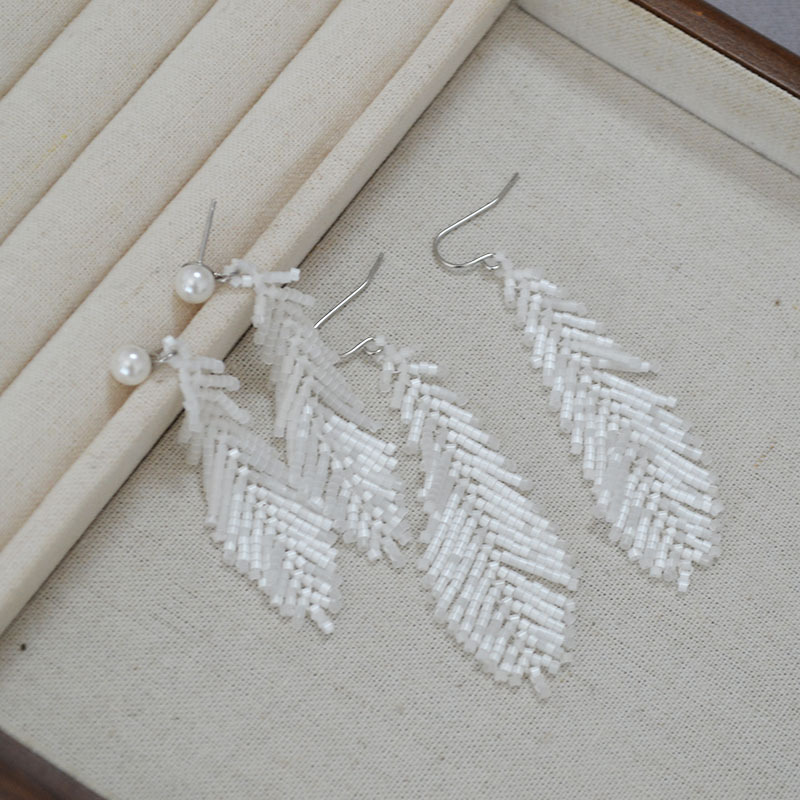 欧美小众设计简约白色羽毛古董珠手工编织个性气质高级感耳环耳饰详情7