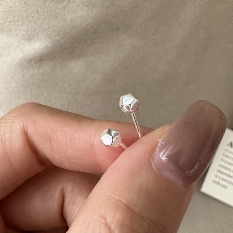 S925纯银韩版基础款小耳钉韩国风简约款通勤搭配养耳洞耳环批发详情6