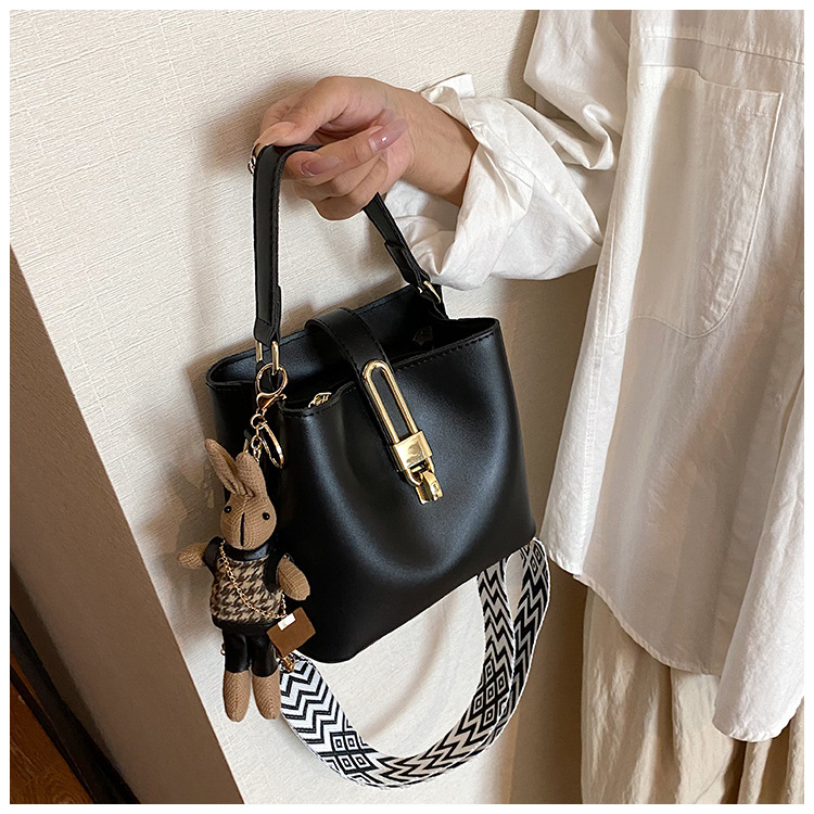 高级感大容量水桶包女2024新款潮韩系百搭宽肩带单肩包洋气斜挎包详情40