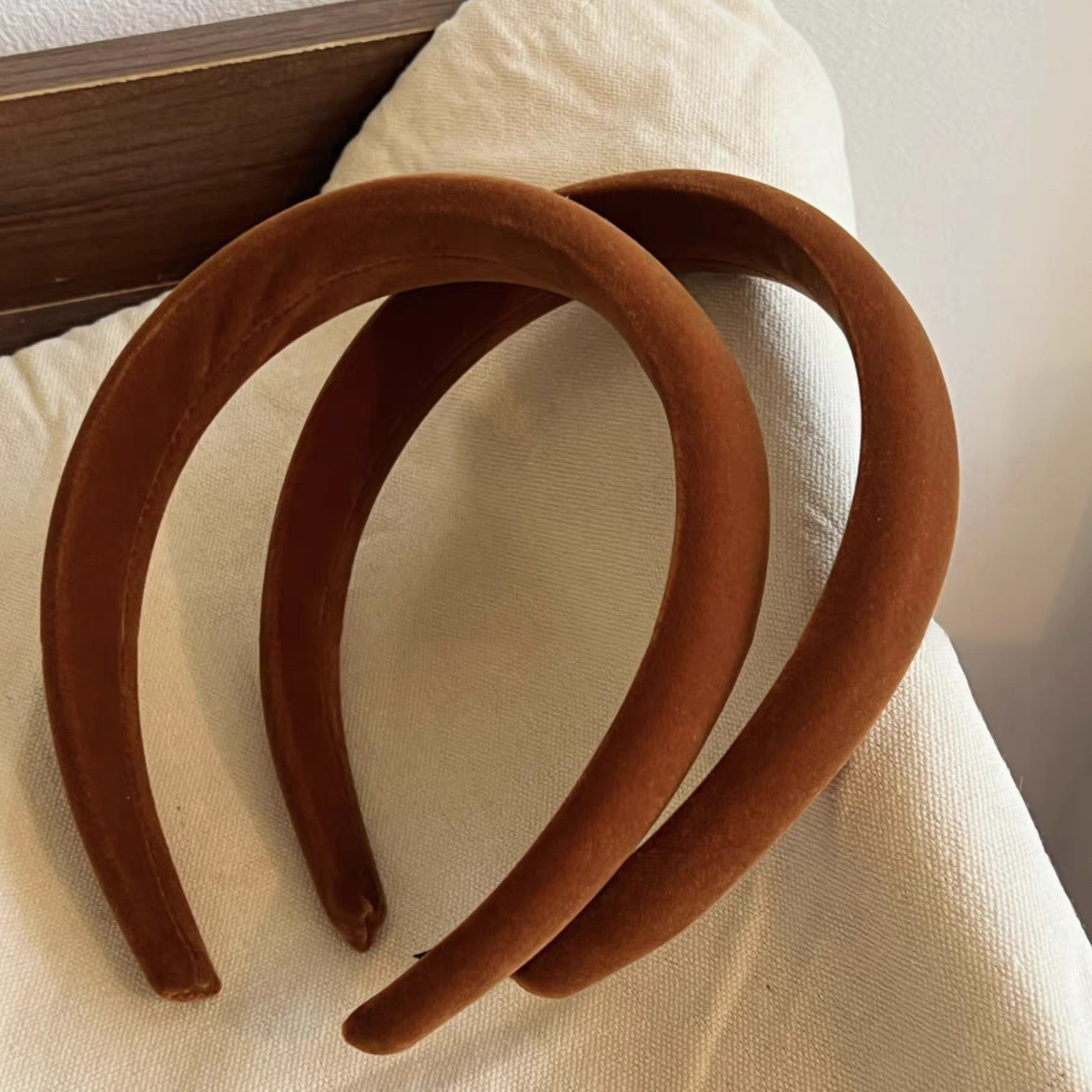 The Korean-style velvet hair band with a bright white pumpkin color creates a gentle and laid-back atmosphere for autumn and winter. It also features a high sponge headband on the top of the head pic 5