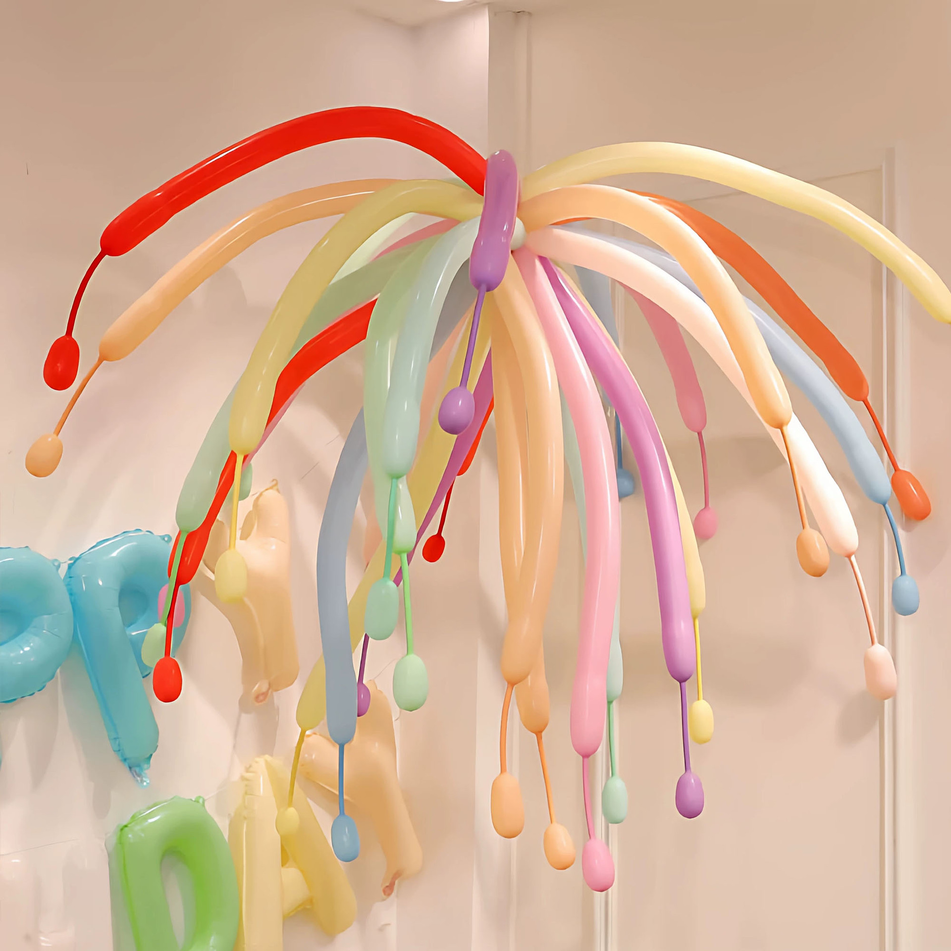 春节烟花气球2026新年长条气球商场教室氛围年会装饰场景详情6