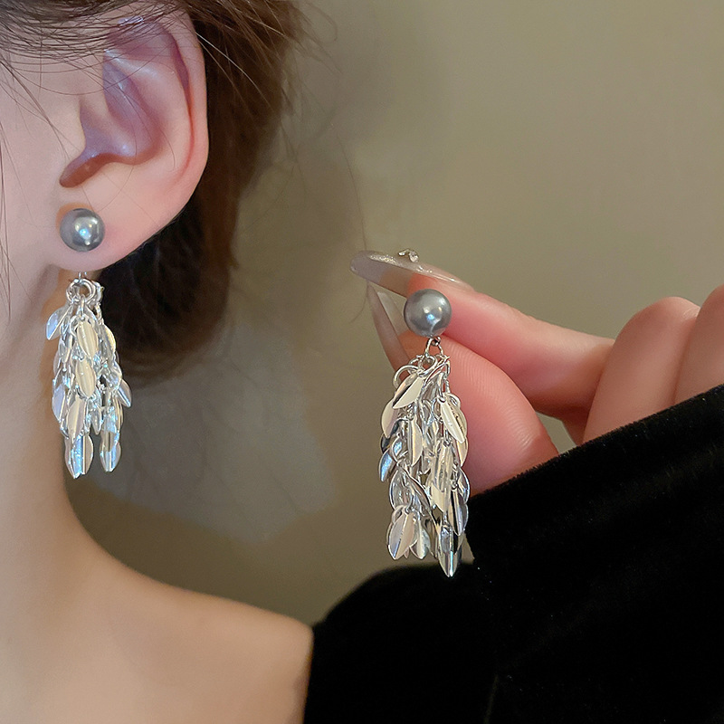 A pair of cold metallic leaf tassel imitation pearl silver needle earrings, a unique style, a high-end and elegant earpiece for women pic 2