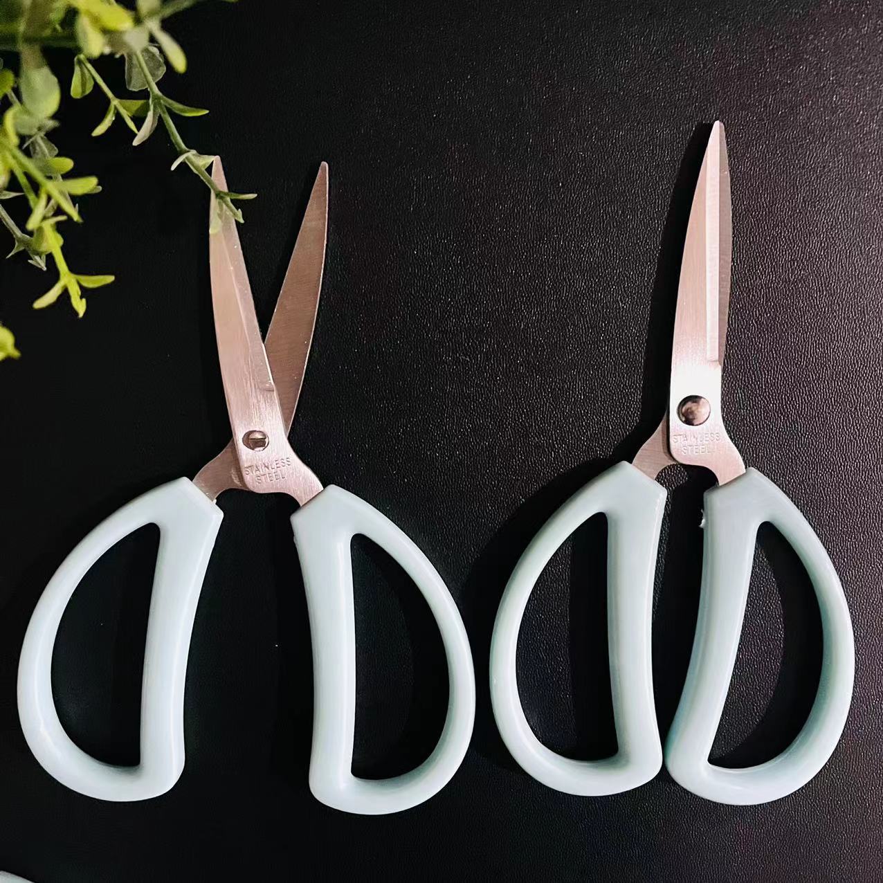 【 Zone 2-8 】 Small blue Scissors 900 yuan per piece. Small blue scissors, plastic scissors, paper-cutting, office cutting, sewing, hand scissors, business opening scissors, daily household scissors, 2 yuan per batch pic 1