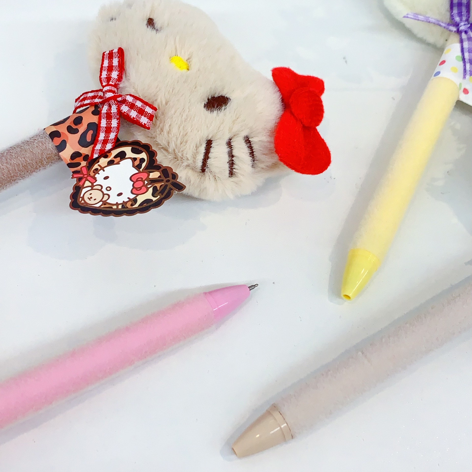 The new Hello Kitty plush press gel pen is cute and fun. The top of the plush press has a core that makes writing smooth pic 12