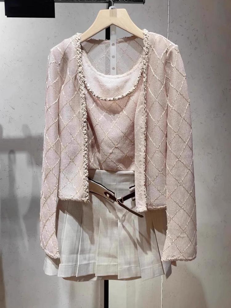 A unique and super beautiful two-piece French style pink knitted sweater with a halter top for women in early spring 2025 pic 6