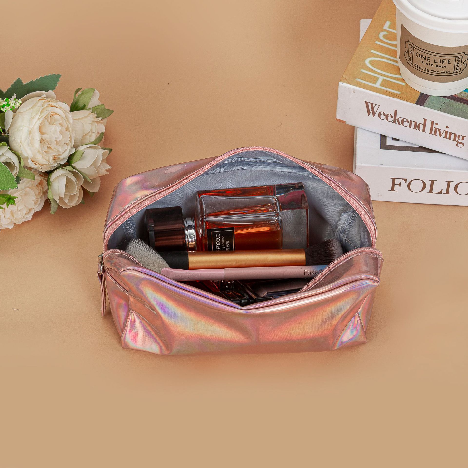 现货时尚幻彩镭射PU化妆包随身便携防水皮革旅行彩妆收纳洗漱包详情5