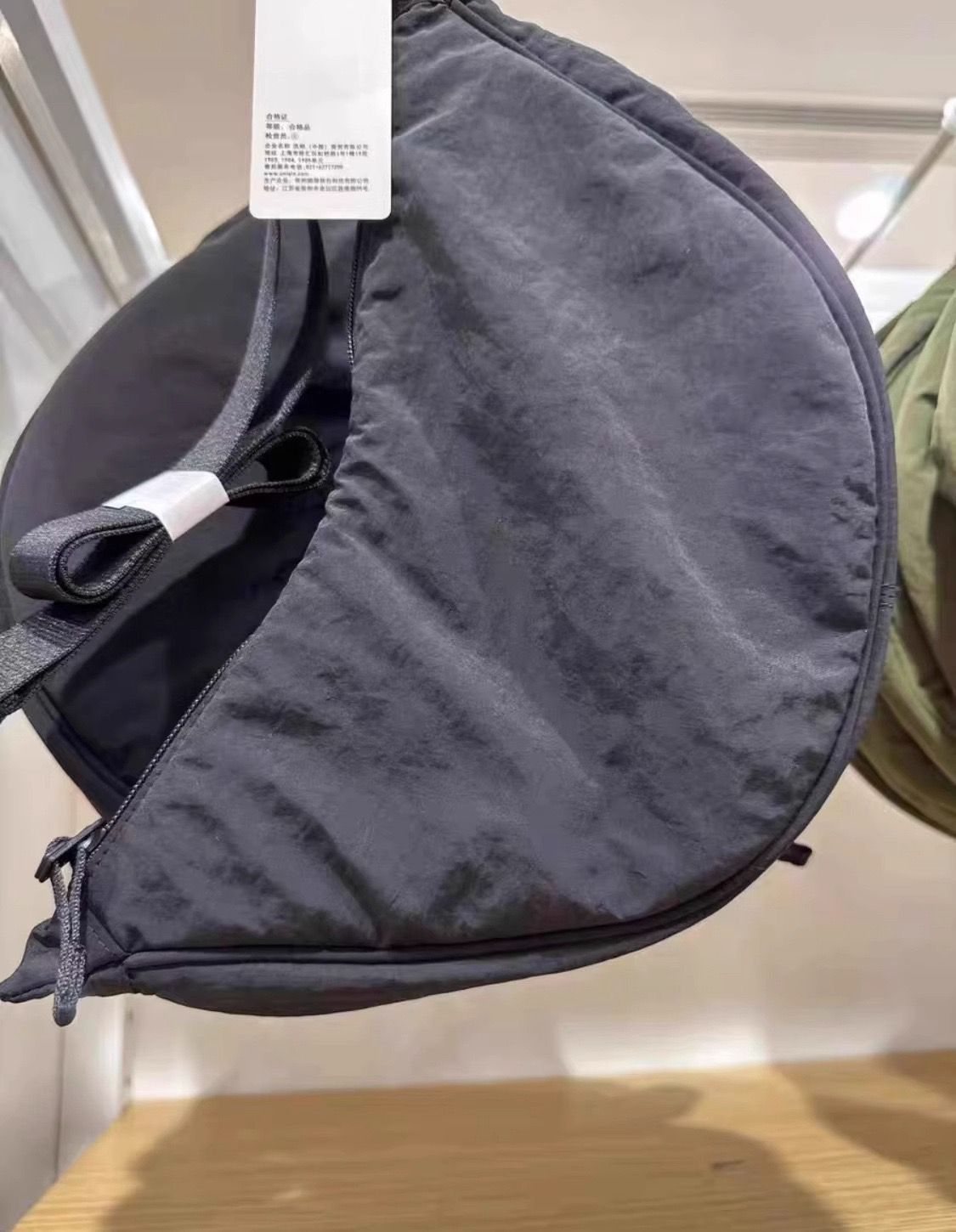 新款试衣间潮流腋下包女轻便百搭优衣库饺子包女大容量单肩斜挎包详情4