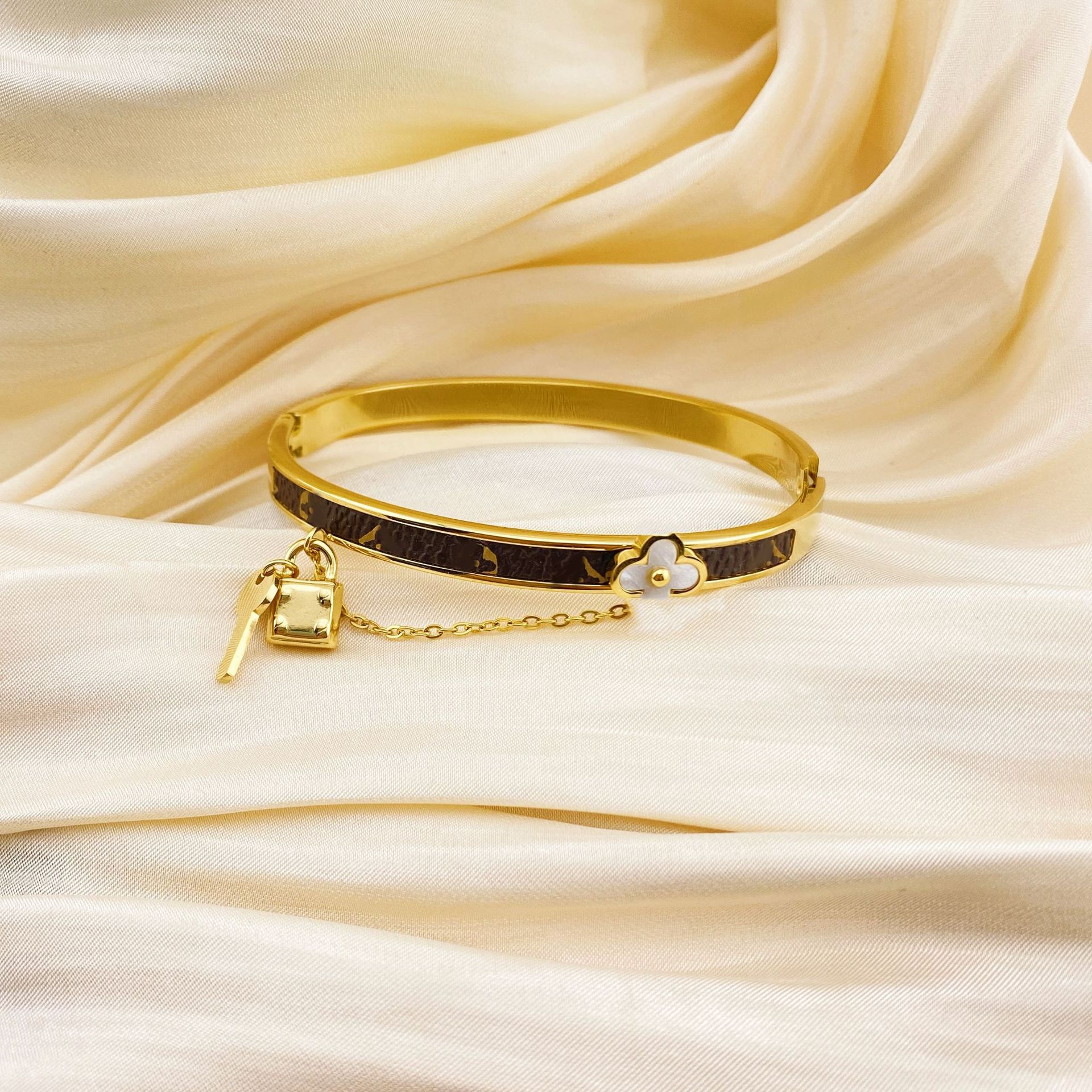 The four-leaf Clover series bracelet with a European and American light luxury style, made of titanium steel, exudes a sense of high-end simplicity and individuality. It is a fashionable and trendy jewelry pic 10