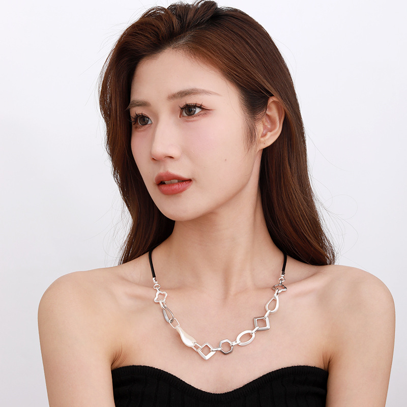 短项链跨境新款设计感小众简约时尚高级不规则几何合金女锁骨链详情6