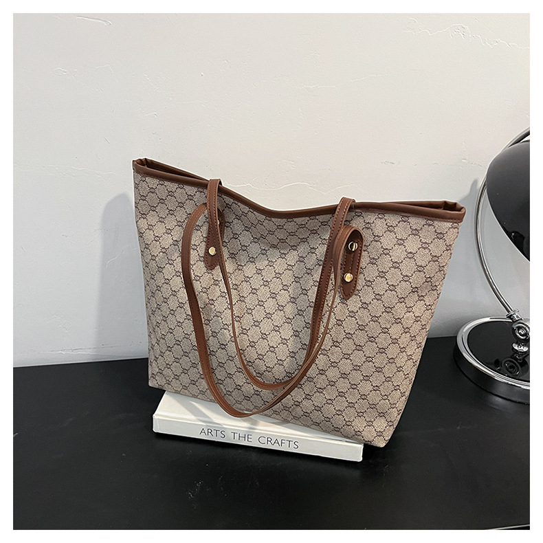 A simple and fashionable large-capacity bag for women in 2025, a trendy six-year tote bag for women, a large-capacity single-shoulder bag for commuting pic 23