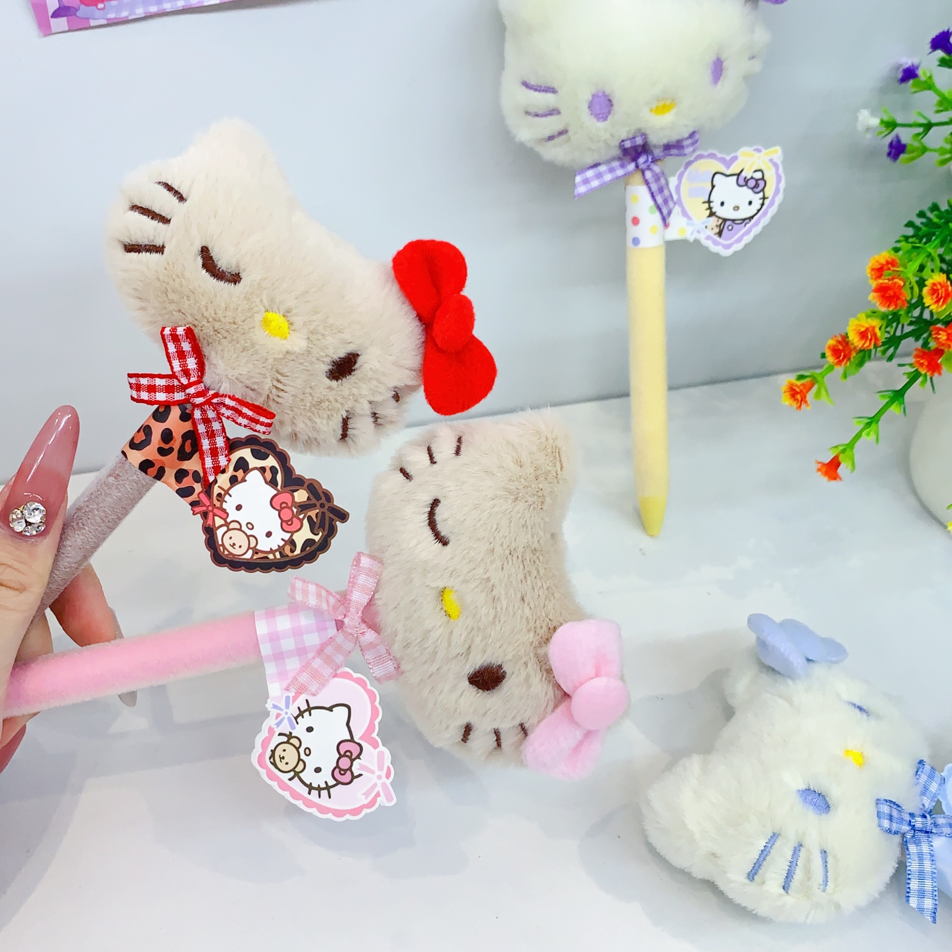 The new Hello Kitty plush press gel pen is cute and fun. The top of the plush press has a core that makes writing smooth pic 14