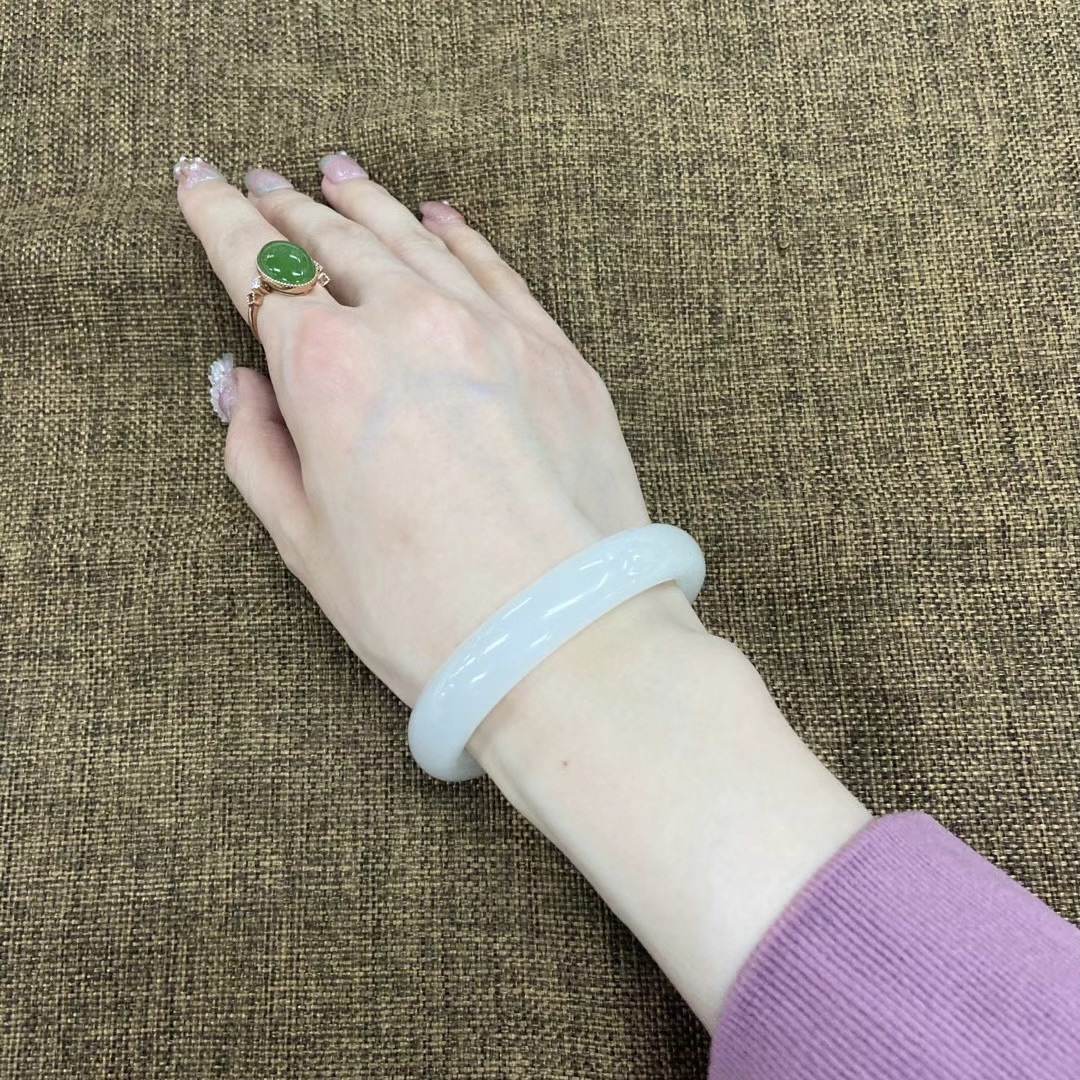 新疆和田玉白玉手镯女平安镯宽版扁条翡翠正品羊脂玉青玉贵妃镯子详情11