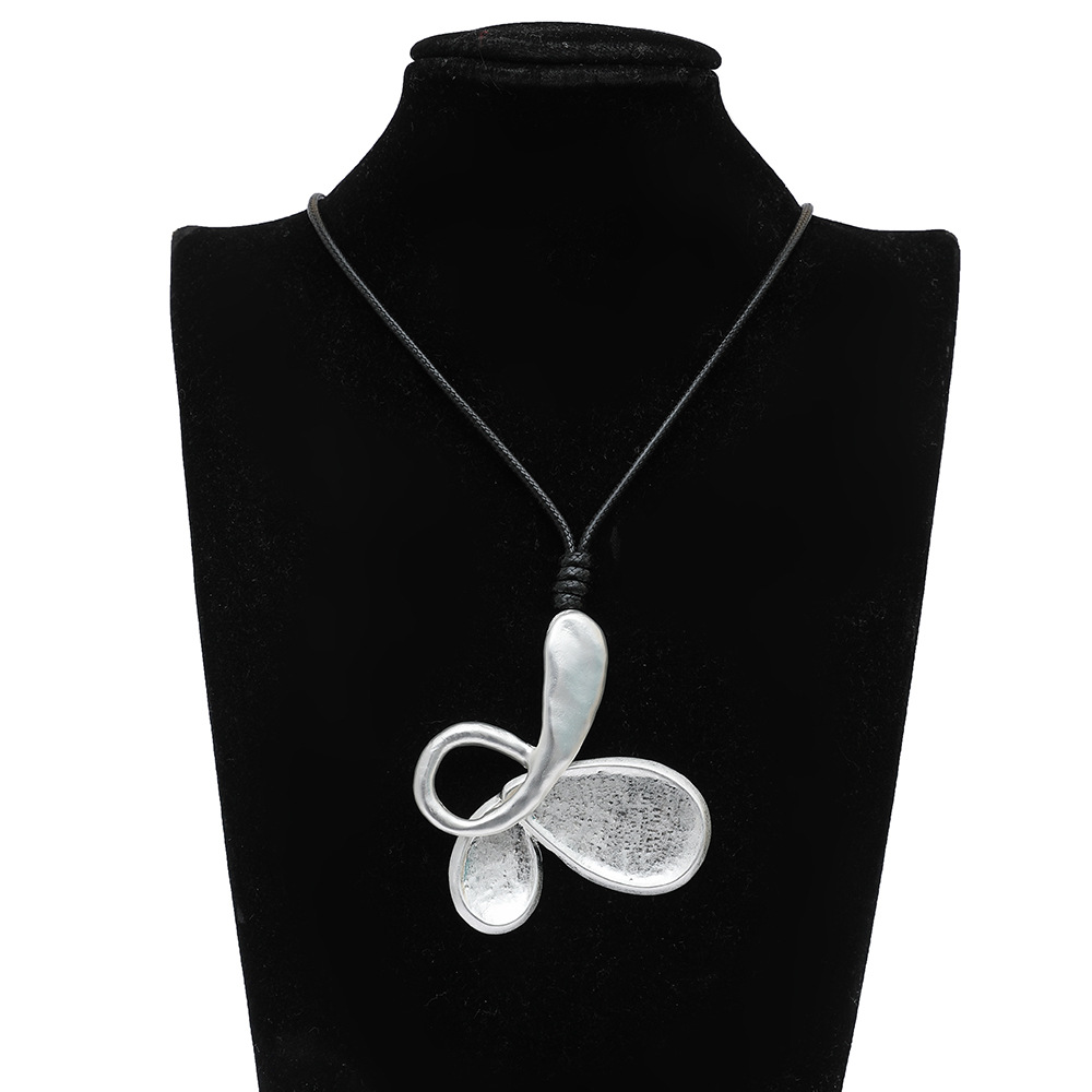 亚马逊热销新款欧美女士不规则蝴蝶吊坠长款皮绳金属高级潮流项链详情7